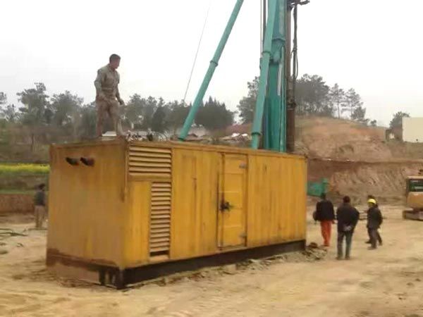 富拉尔基如何判断水冷式机油散热器密封件是否需要更换？